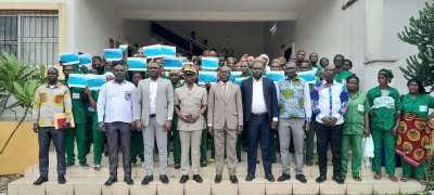 Remise de chèques aux bénéficiaires du programme THIMO à Bouaké