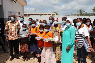 Remise de kits scolaires à des élèves vulnérables et de fonds AGR à des jeunes filles à Man