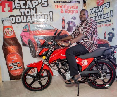 Remise de la 4e moto du jeu ‘’Décap’S ton Douahou’’ : Marc Pozmentier (Dg de Solibra) invite les lauréats au respect du code la route