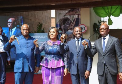 Renouvellement du parc automobile : le gouvernement remet 40 véhicules de type minibus aux transporteurs d’Abobo et de Yopougon