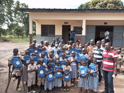 Rentrée scolaire 2021-2022 : Madame Dominique Ouattara offre plus de 700 kits aux élèves de Lohou (Séguéla)
