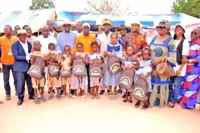 Rentrée scolaire: la SCOOPASAB offre 300 kits et 50 tenues scolaires à Ogoudou