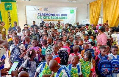Rentrée scolaire : le Rotary Club Abidjan Yopougon Phénix offre des kits à des enfants des quartiers défavorisés 