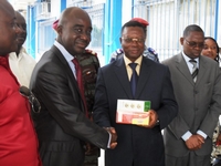 Don à la RTI :  Le groupe Cocody nouveau et le Dr Arsene Ouattara offrent du matériel médical au centre de santé