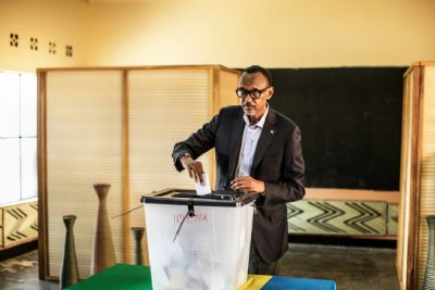 Les Rwandais fêtent la réélection de Paul Kagame, plébiscité