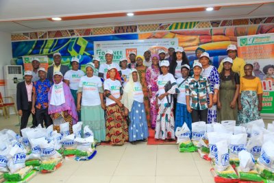 Saison de pluies : une caravane pour la distribution de 700 kits aux populations vulnérables de sept communes du district d’Abidjan lancée