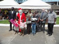 Arbre de Noel pour les enfants des journalistes: de nombreux tout-petits ont reçu des présents