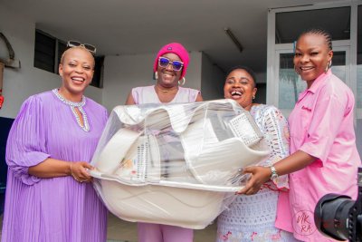 Santé: la Directrice Générale Adjointe des Affaires Maritimes fait des dons dans des maternité du district d'Abidjan