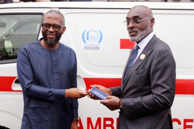 Santé : le maire Jean-Marc Yacé offre une ambulance au CHU de Cocody