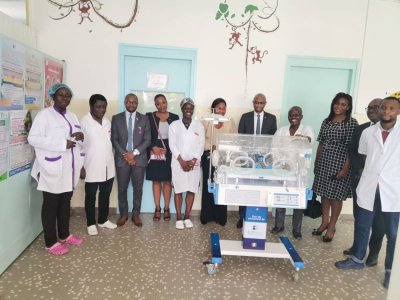 Santé : les CHU de Cocody et de Treichville,  reçoivent deux couveuses du personnel de BGFIBank Côte d’Ivoire