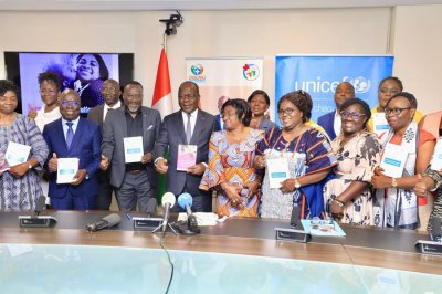 Santé mère-enfant : l'UNICEF fait don de 1 188 985 carnets et 50 000 guides pour sage-femmes au ministère de la Santé