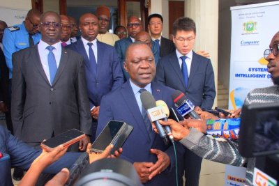 Sécurité routière: Amadou Koné visite le centre de commandement provisoire du système de transport intelligent(STI)