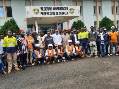 Sécurité routière: les conducteurs de motos taxis de Séguéla reçoivent du matériel de protection