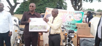 Sidi Touré remet des matériels aux secrétaires départementaux du RHDP de Béoumi