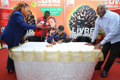 SILA 2025 : L’Archevêque Kodja Guy Vincent dedicace ses livres et met  en avant les clés d’une vie financière équilibrée