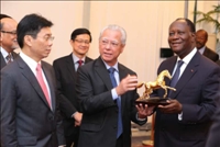 Le Chef de l’Etat a reçu les lettres de créance de deux nouveaux Ambassadeurs et a échangé avec des Hommes d’Affaires singapouriens