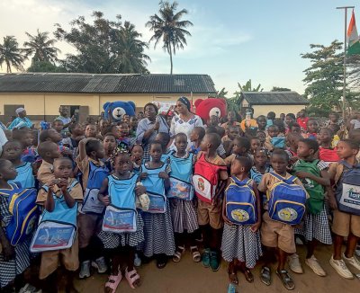 Social : L’ONG N’KLO BAKAN poursuit sa caravane de kits scolaires à Grand-Bassam et à Éboué