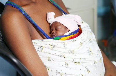 Soins mère-kangourou : plus de 90% des bébés prématurés ou de faible poids sauvés