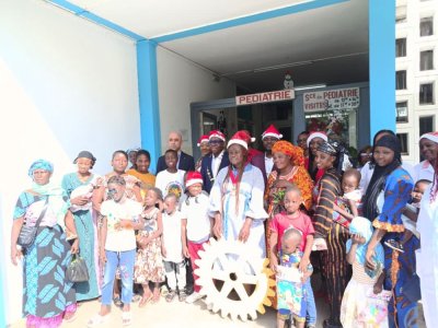Solidarité : les enfants cancéreux du CHU de Treichville célèbrent la Noël dans la gaieté