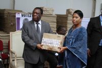 Présidentielle/ La CEI remet la liste électorale définitive et le spécimen du bulletin de vote aux candidats