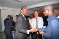 Présentation du nouveau car du Séwé: Alain Lobognon félicite Eugène Diomandé