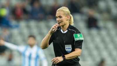 Bibiana Steinhaus, première femme à officier dans la Bundesliga