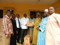 Don de sucre / Le maire Ezaley offre 3,5 tonnes de sucre et 20 cartons de lait