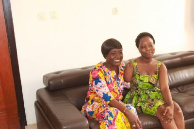 Côte d’Ivoire/ La ministre Mariatou Koné rend visite à une étudiante amputée à la suite d’un accident