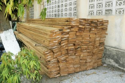 Trafic du bois : un équipage nautique de la BSSI interpelle des contrebandiers sur le plan d’eau lagunaire à Koumassi