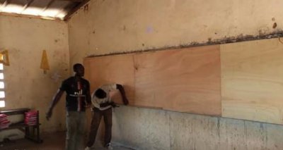 Un agriculteur fait des travaux de rénovation à l'EPP Latokaha