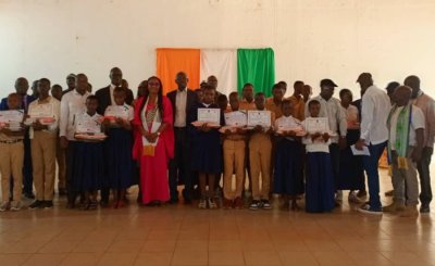 Une amicale d’anciens élèves récompense les meilleurs élèves de l'ex-lycée modernes 2 de Daloa à l’issue du premier trimestre