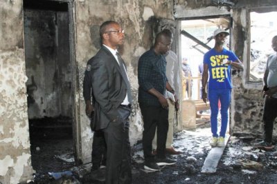 Une délégation du conseil municipal de Yopougon apporte compassion et soutien aux sinistrés d'un incendie au Groupement foncier