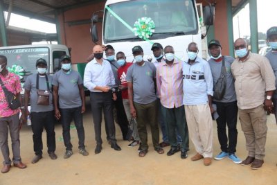 Une entreprise de caoutchouc dote ses coopératives de véhicules de transport de fonds de tasse