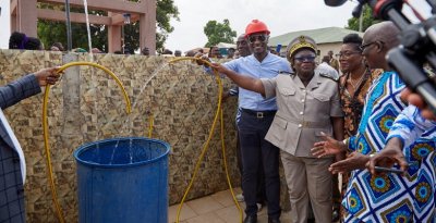Une fondation offre un château d’eau et du matériel scolaire au village de Gouriniani