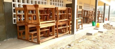 Une mutuelle équipe le collège de proximité de Kawolo en tables bancs