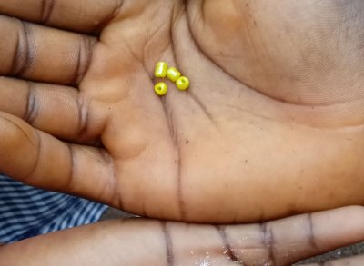 Une pluie de perles multicolores tombe sur le village d'Assinze (Temoins)