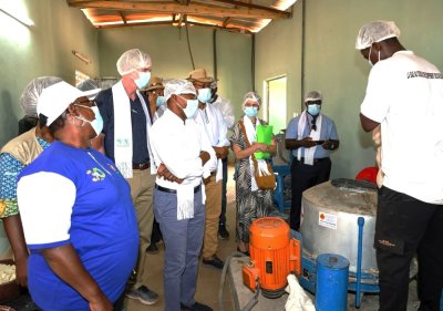 Unité semi-industrielle de transformation de manioc de N'douci : la BAD salue un instrument de promotion et d'inclusion sociale de la femme