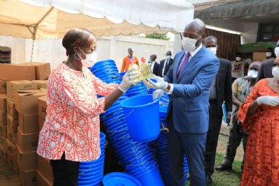 COVID 19: Des kits hygiéniques remis à des collectivités