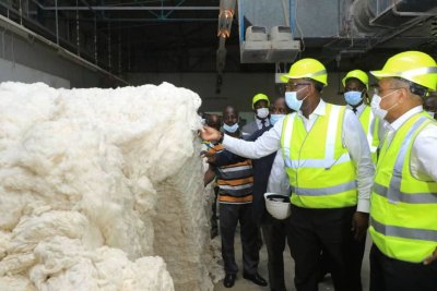 Industrie textile: les Ministres Souleymane Diarrassouba et Adama Coulibaly visitent les installations de l’usine UTEXI  de Dimbokro
