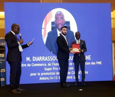 World Coopération industries forum 2022 en Turquie : le ministre Souleymane Diarrassouba et le PCA de la Mutuelle des agents du ministère du commerce reçoivent un prix 