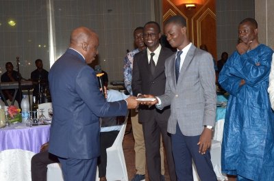 Yamoussoukro : Dali Jean-François,  lauréat du Prix Félix Houphouët-Boigny de la Recherche, empoche un chèque de 2 millions F cfa