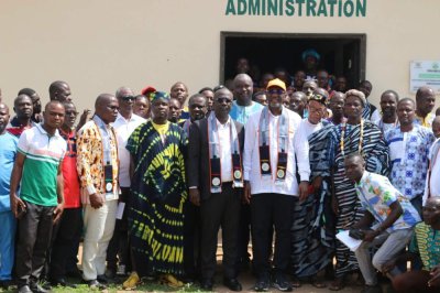 Yamoussoukro/: le Ministre Souleymane Diarrassouba remet officiellement le certificat de l’Indication Géographique Protégée (IGP) Pagne Baoulé aux artisans