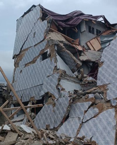 Yopougon : un immeuble R+3 en construction  s'est effondré sur la cuisine d'une habitation, 1 blessé évacué et 2 victimes sous les décombres (Officiel)