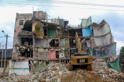 Yopougon : un immeuble R+4 menaçant ruine démoli à Wassakara pour prévenir les risques
