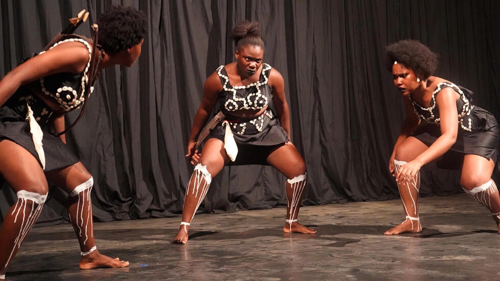 À Abidjan, l'histoire des amazones du Dahomey revit sur scène