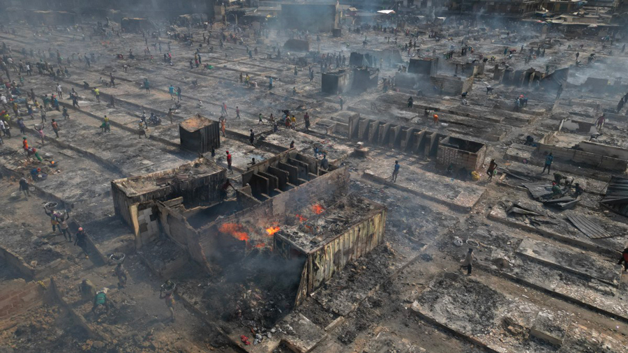 A Accra, un énorme incendie ravage le principal marché de vêtements de seconde main du Ghana