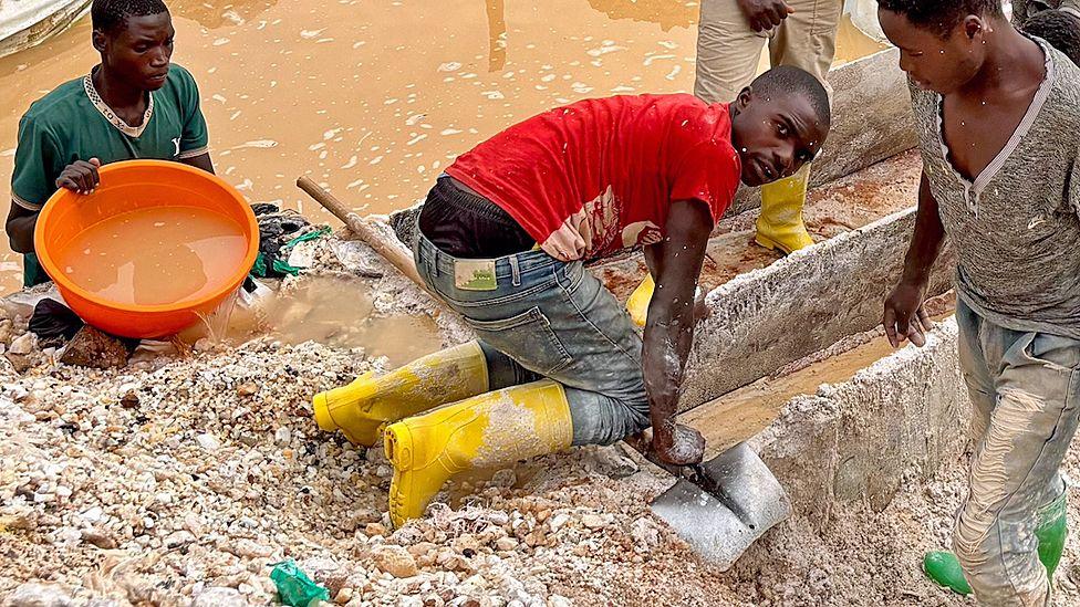 En RDC, les rebelles donnent à la BBC un accès rare à une mine qui alimente la fabrication des téléphones portables