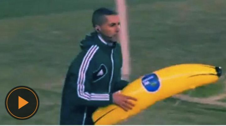 Des fans de Rotterdam jettent une banane gonflable sur un Ivoirien