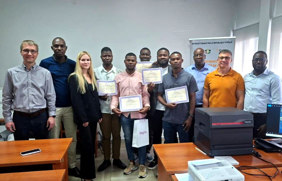 Détection des fraudes : les agents du Bureau de la Fraude Documentaire de l'aéroport d'Abidjan formés à l'utilisation de l'outil Regula 4306M