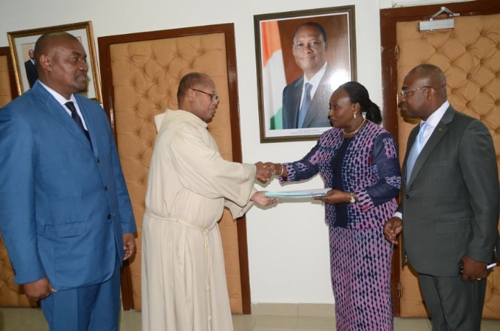 La ministre Raymonde Goudou Coffie à Mgr Ahouana : Nous sommes prêts à jouer notre partition